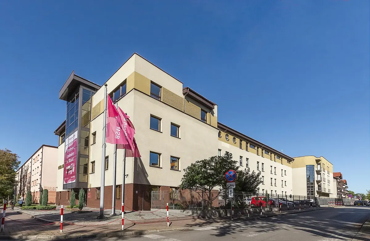 Akademia WSB w Dąbrowie Górniczej: kierunki, rekrutacja i co sprawdzić przed wyborem studiów