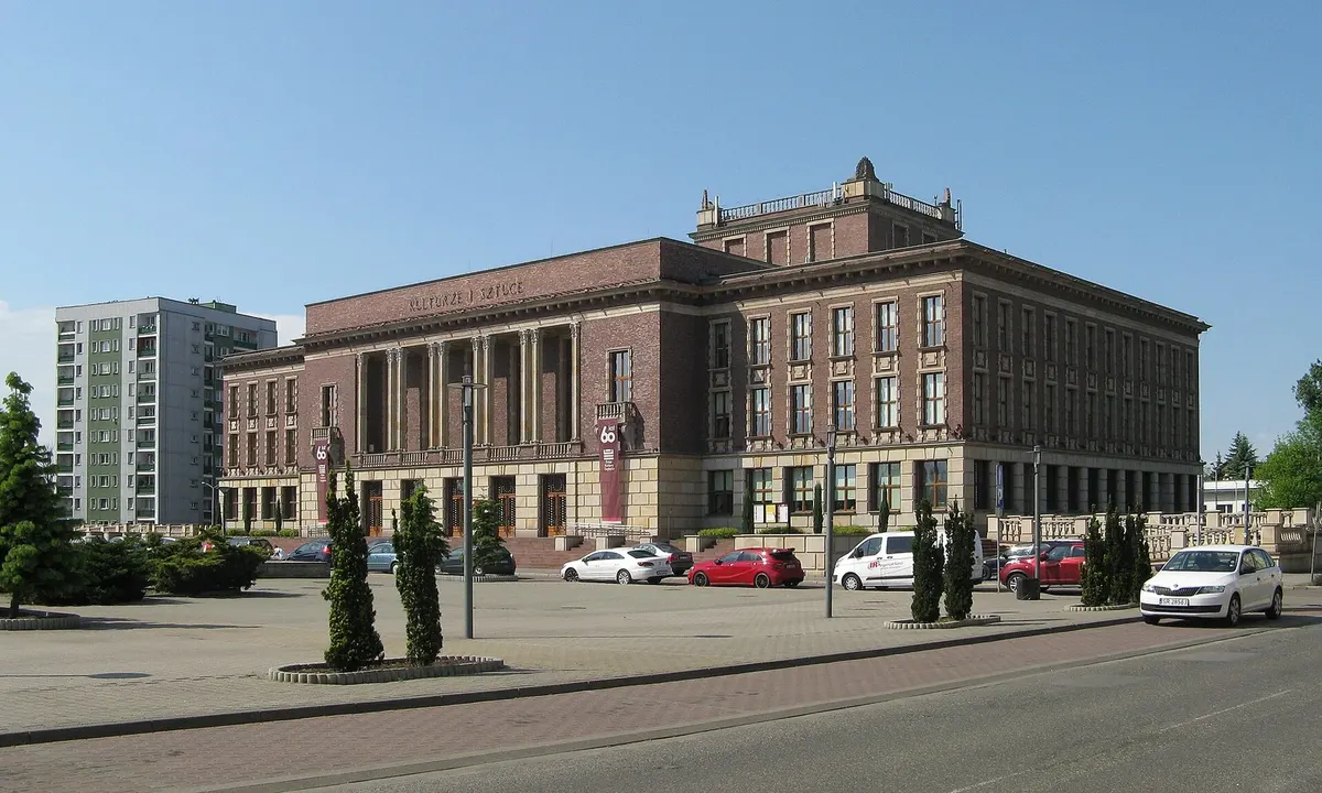 Plac Wolności w Dąbrowie Górniczej – centrum z Pałacem Kultury Zagłębia